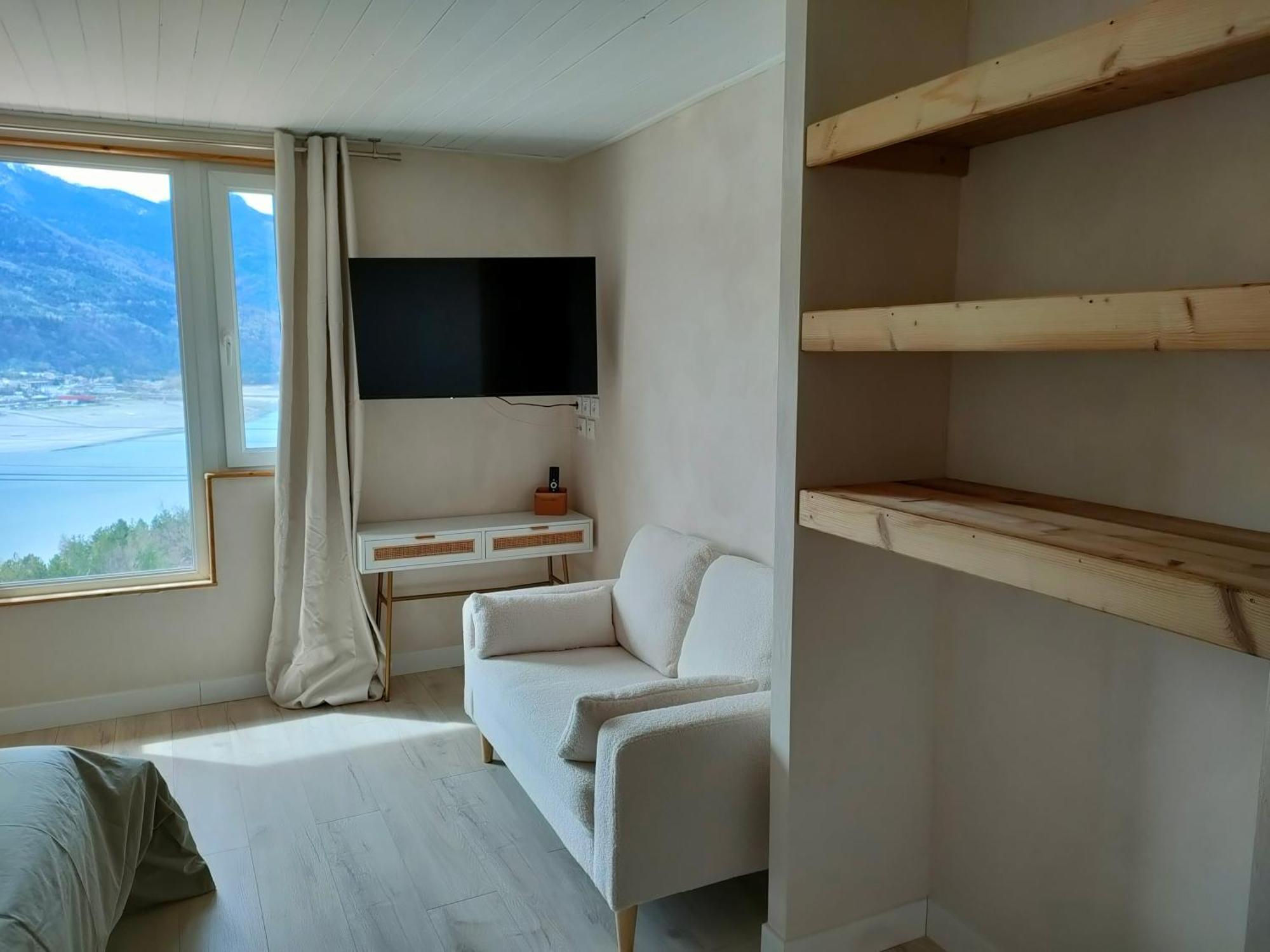 Le Cosy Du Plongeoir - T2 Neuf Avec Vue Sur Le Lac De Serre Poncon Et Grande Terrasse Avec Jardin سافين الغرفة الصورة