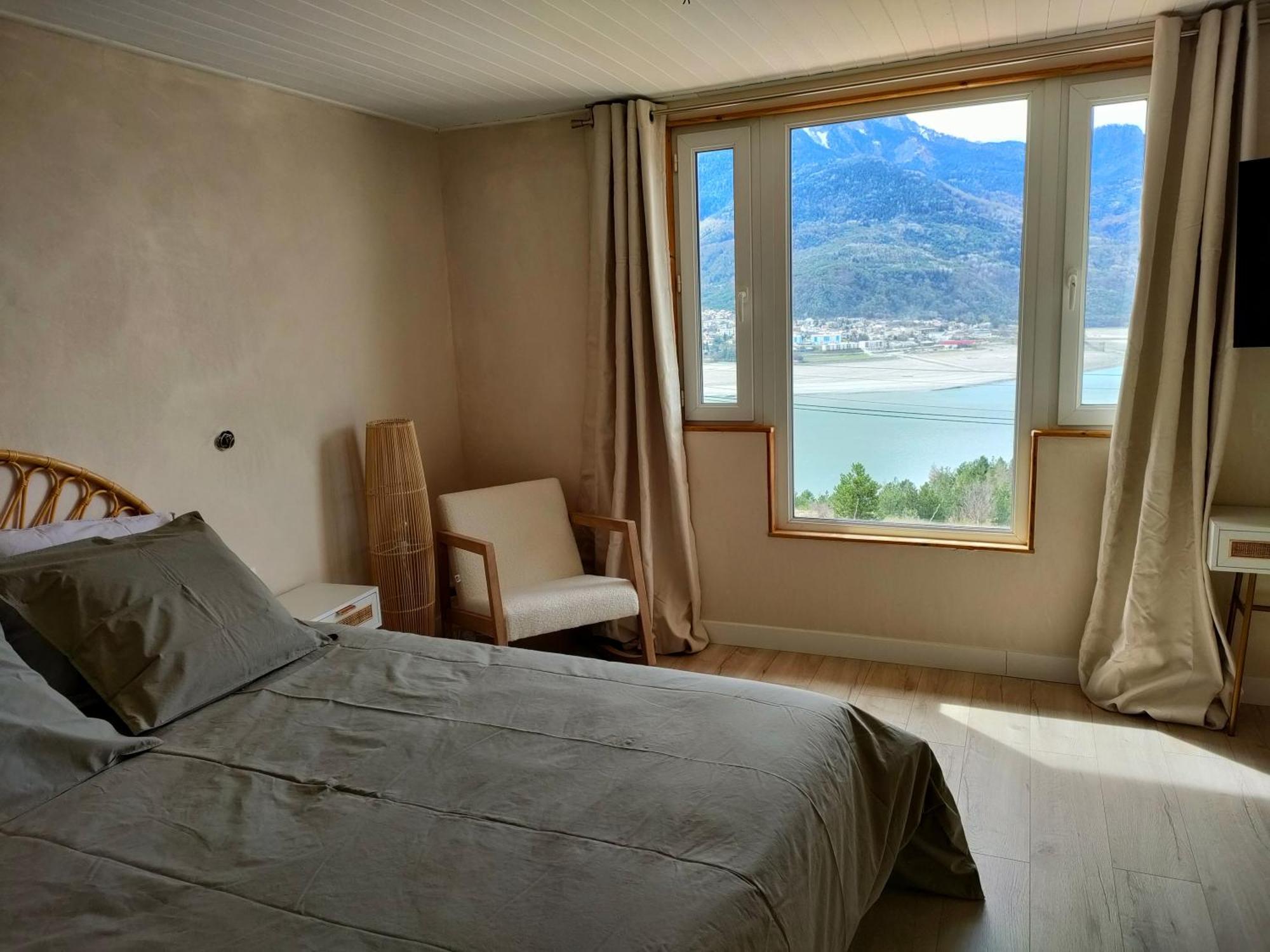 Le Cosy Du Plongeoir - T2 Neuf Avec Vue Sur Le Lac De Serre Poncon Et Grande Terrasse Avec Jardin سافين الغرفة الصورة